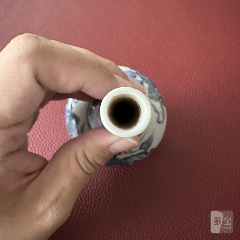 明正德 青花瑞狮纹长颈瓶 - 图14